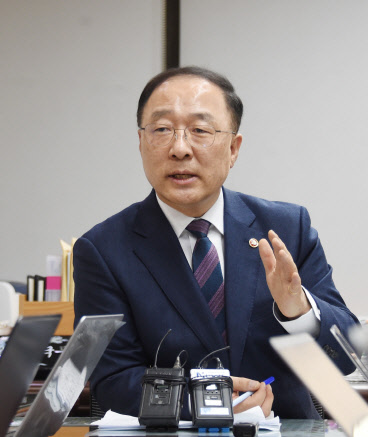 홍남기 부총리 겸 기획재정부 장관 내정자가 9일 광화문 정부서울청사에서 기자간담회를 갖고 기자질문에 답변하고 있다. 기재부 제공